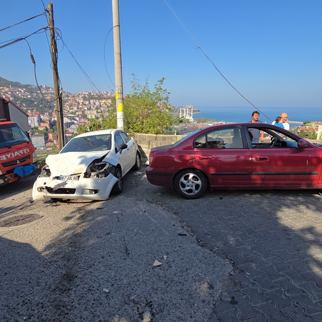 Zonguldak'ta freni arızalanan otomobilin 2 araca çarpması sonucu 4 kişi yar...