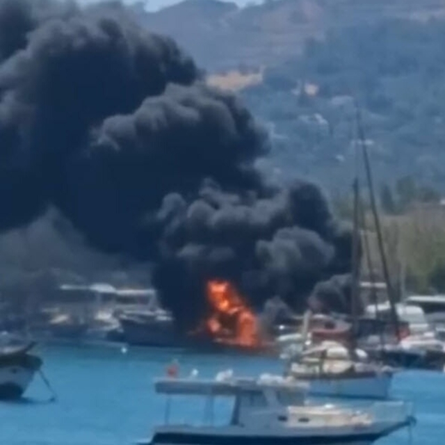 Urla'da tekne yangını