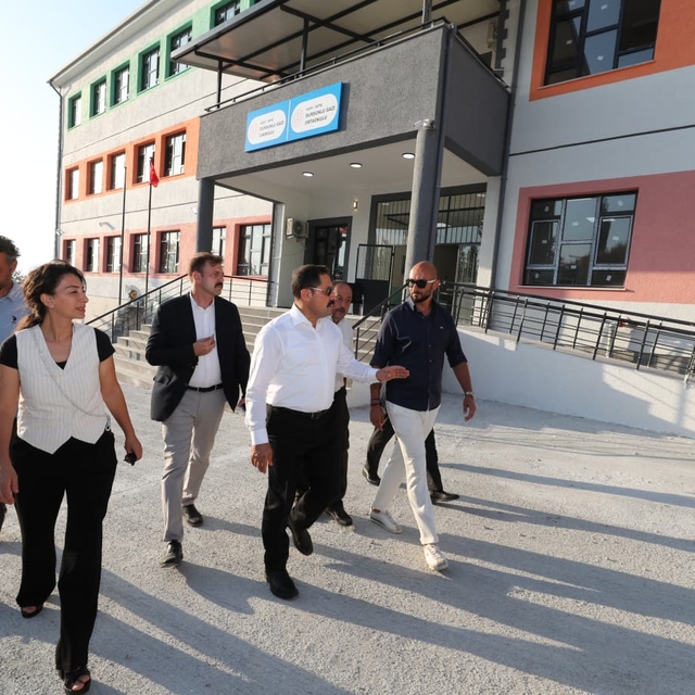 Hatay Valisi Mustafa Masatlı, yapımı tamamlanan okulda incelemelerde bulund...