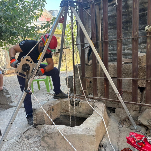 Mersin'de su kuyusuna düşen kedi yavrusu kurtarıldı