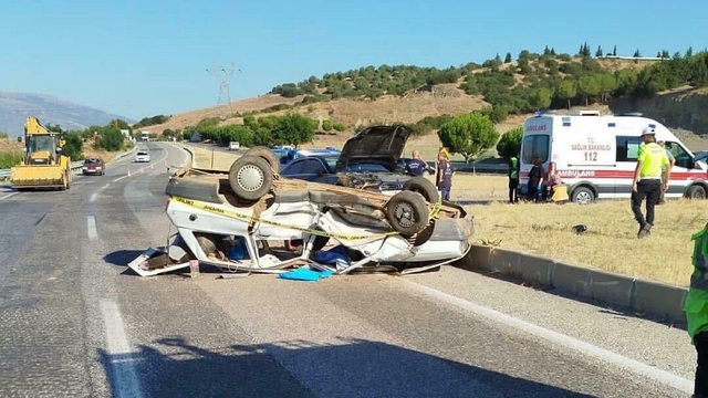 Manisa'da kavşakta kaza: 1 ölü, 3 yaralı