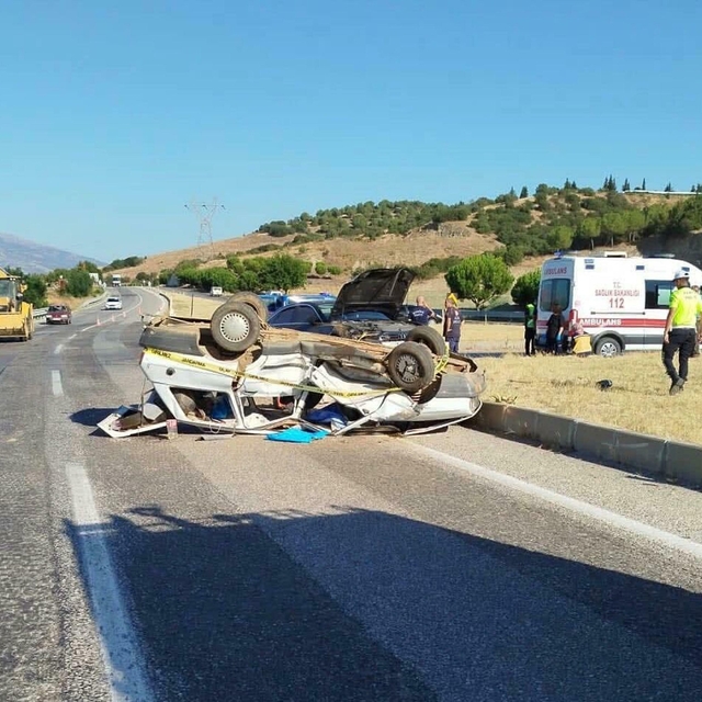Manisa'da kavşakta kaza: 1 ölü, 3 yaralı