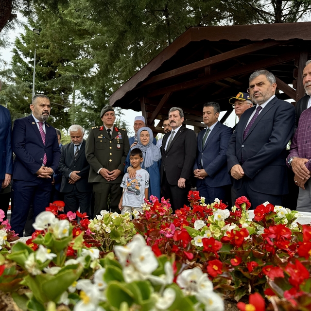 Samsun'da 30 Ağustos Zafer Bayramı etkinlikleri kapsamında şehitlikler ziya...