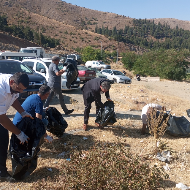 Hazar Gölü çevresinde temizlik çalışması yapıldı
