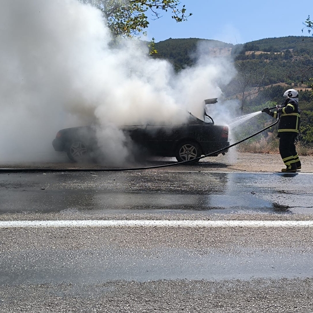 Toka'ta seyir halindeki otomobil yandı