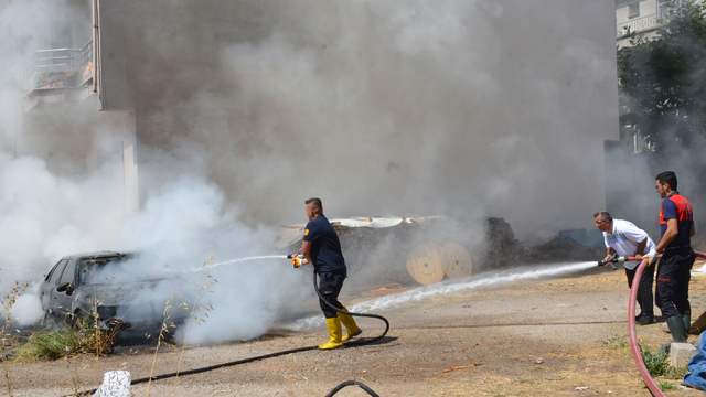 Kütahya'da park halindeki otomobil yandı