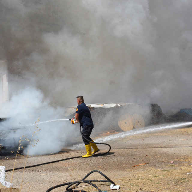 Kütahya'da park halindeki otomobil yandı