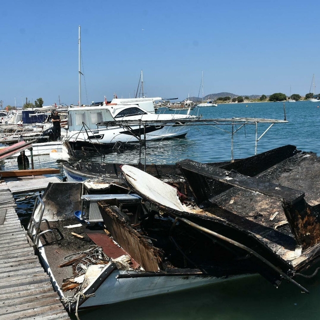 Urla'da alevlere teslim olan 5 tekneden 2'si battı