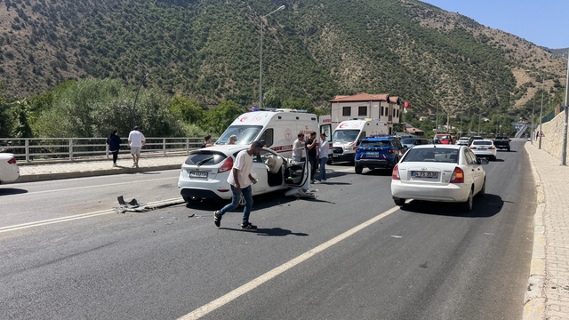 Gümüşhane'de iki otomobilin çarpıştığı kazada sürücüler yaralandı