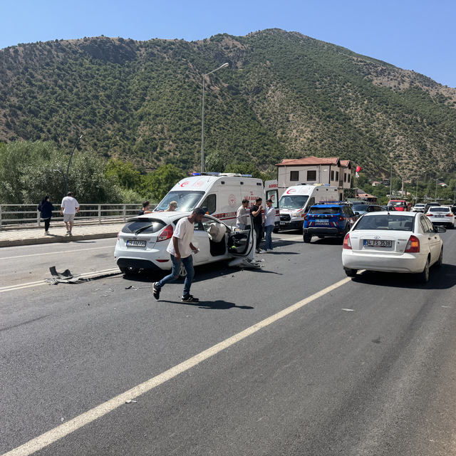 Gümüşhane'de iki otomobilin çarpıştığı kazada sürücüler yaralandı