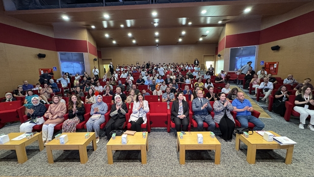 Hitit Çocuk Üniversitesine katılan öğrenciler kep attı
