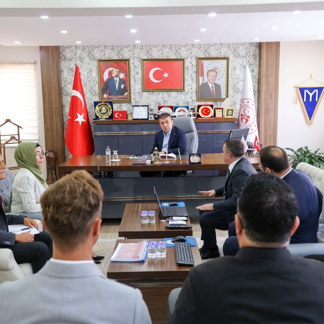 Bilecik Valisi Sözer, Gençlik ve Spor İl Müdürlüğünü ziyaret etti