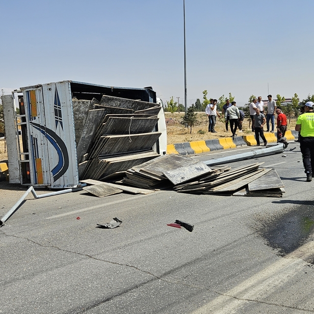 Ağrı'da kamyonet ile hafif ticari aracın çarpıştığı kazada 8 kişi yaralandı