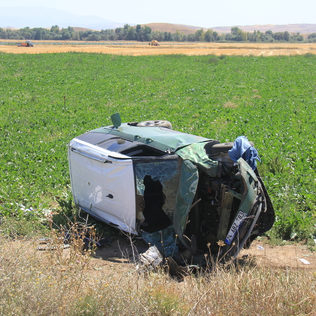 Sivas'ta devrilen hafif ticari araçtaki 5 kişi yaralandı