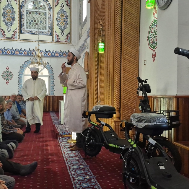 Düzce'de 40 gün sabah namazına gelen gençlere elektrikli bisiklet hediye ed...