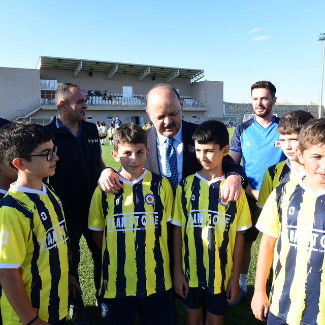 Kastamonu Valisi Dallı, yaz futbol okulunu ziyaret etti