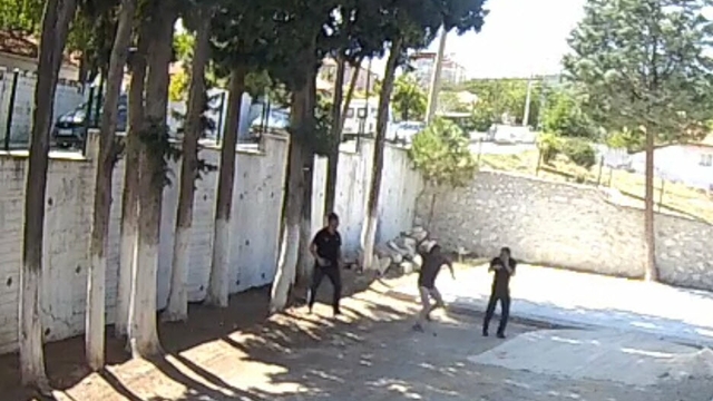 Belediye başkanı, zabıta memurlarını sopayla darbetti; o anlar kamerada