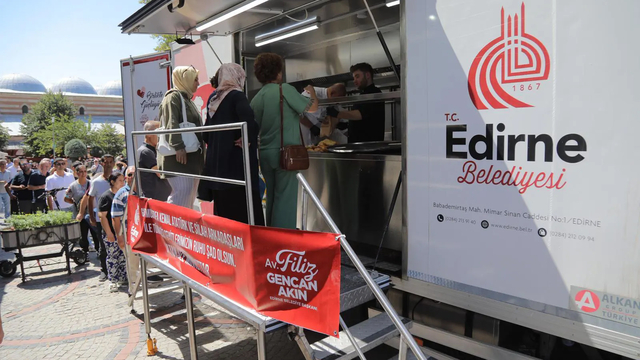 Edirne Belediyesi 30 Ağustos Zafer Bayramı dolayısıyla lokma dağıttı