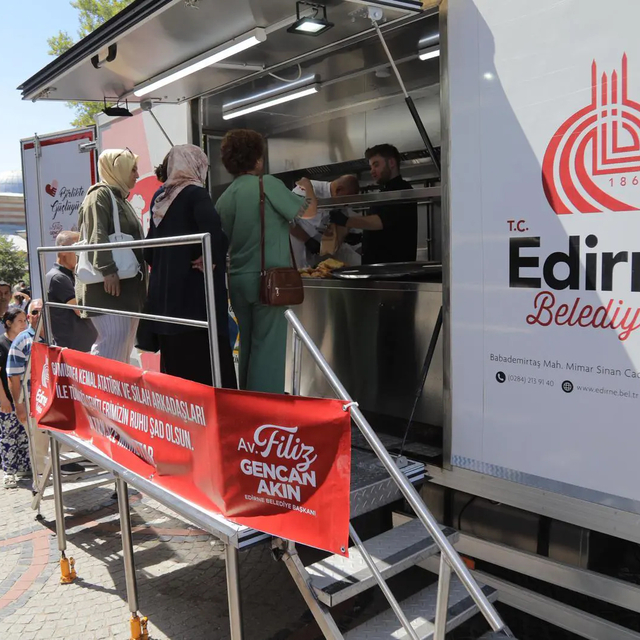 Edirne Belediyesi 30 Ağustos Zafer Bayramı dolayısıyla lokma dağıttı