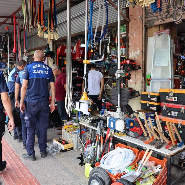 Akdeniz'de kaldırım işgali yapan işletmelere ceza verildi