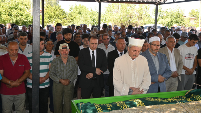 Kazada ölen çift yan yana toprağa verildi, TIR şoförü tutuklandı