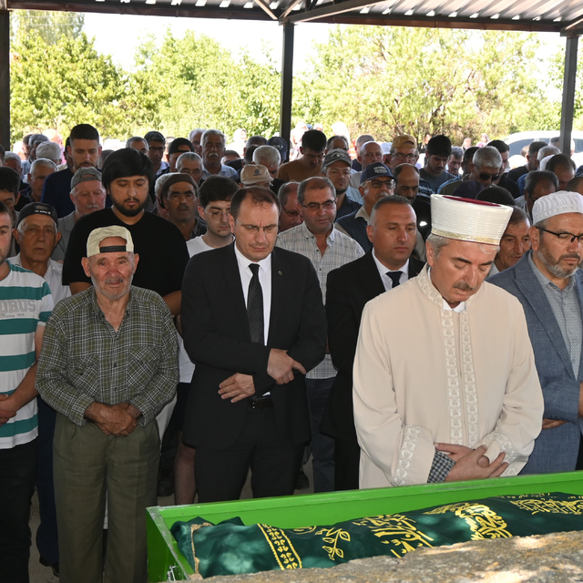 Kazada ölen çift yan yana toprağa verildi, TIR şoförü tutuklandı