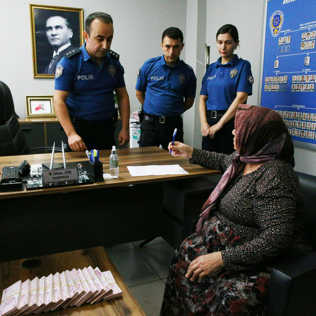 Adana'da yanlışlıkla çöpe atılan altınlar polisin çalışmasıyla bulundu