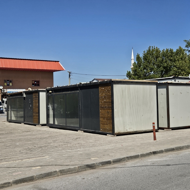 Balıkesir Sındırgı'da depremden etkilenen esnaf için konteyner çarşı kurula...