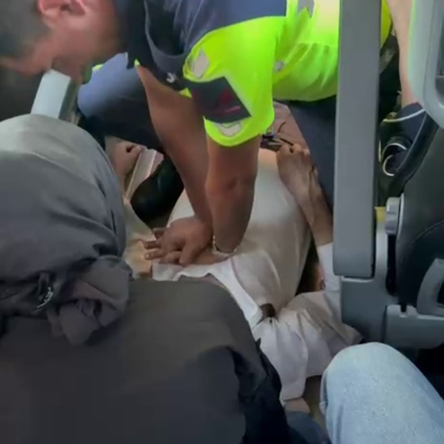 Otobüste kalp krizi geçiren yolcuya jandarmadan suni teneffüs ve kalp masaj...