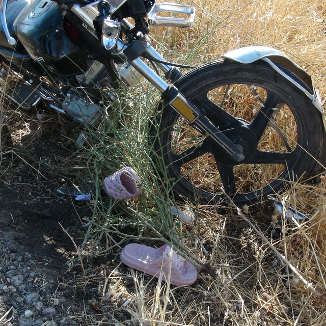 6 kişinin bindiği motosiklet devrildi; anne- baba ve 4 çocuk yaralandı