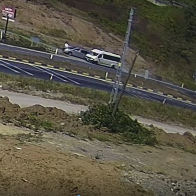 Minibüsten inen yolcuya otomobilin çarpması kamerada