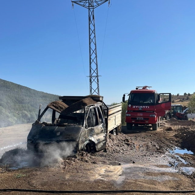 Alucra'da seyir halindeki kamyonet yandı