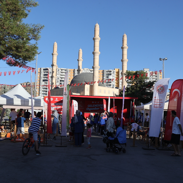 Mardin'de "Geleneksel Oyunlar Tırı" çocuklarla buluştu