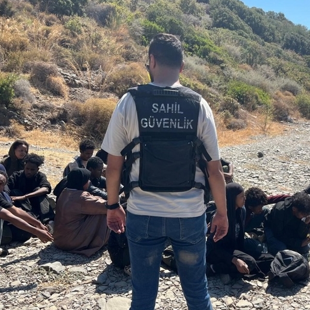 İzmir'de 47 düzensiz göçmen yakalandı