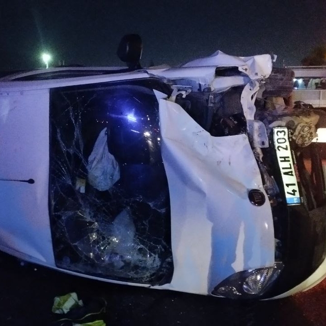 Kocaeli'de hafif ticari aracın lastiği patlayan otomobile çarptığı kazada 2...