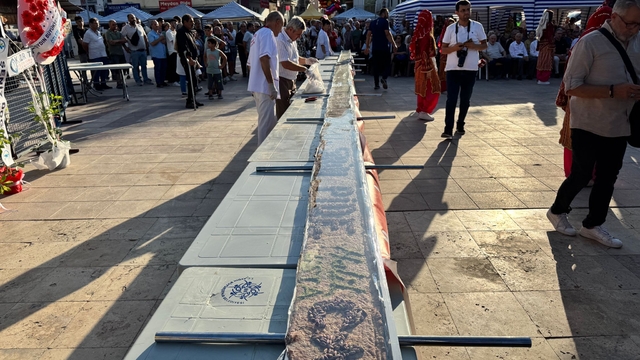 Aydın'da 13 metre 20 santimetre uzunluğunda pide yapıldı