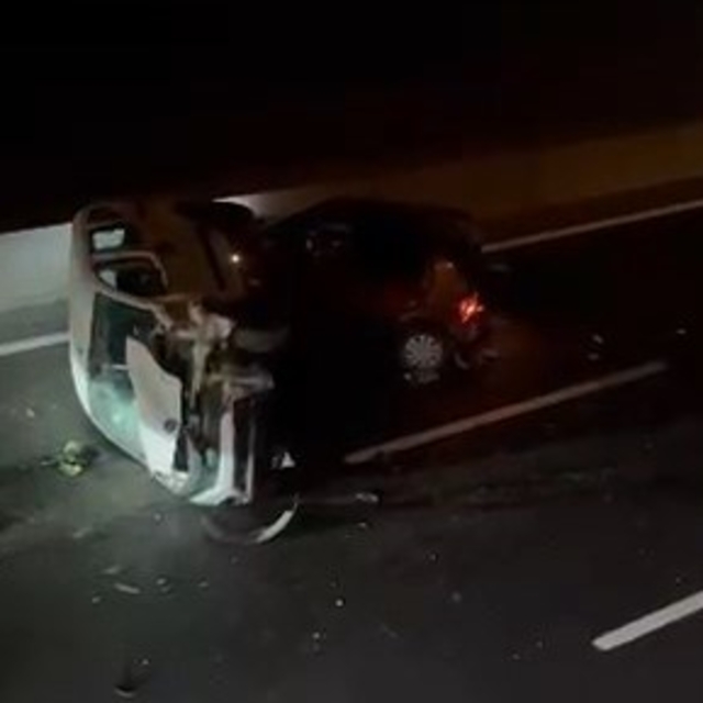 Lastiği patlayan otomobile hafif ticari araç çarptı, 2 çocuk yaralandı