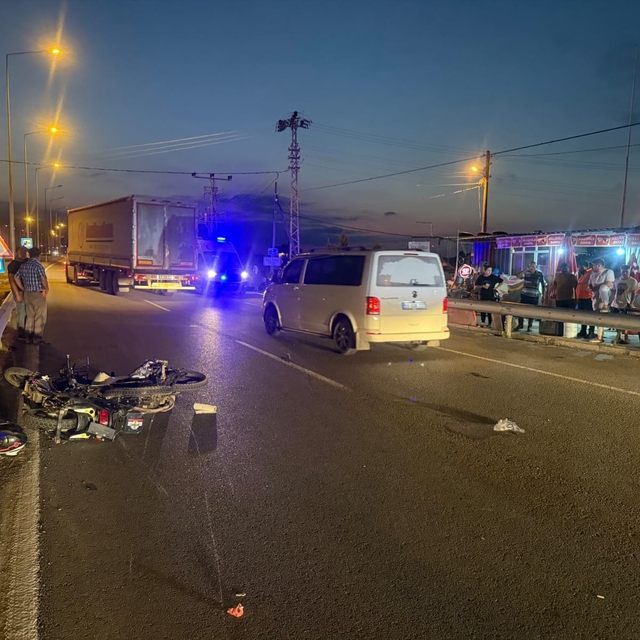 Samsun'da motosikletle elektrikli bisikletin çarpıştığı kazada 2 kişi yaral...