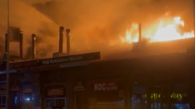 Erzurum'da restoranda çıkan yangın evler ve otele sıçradı