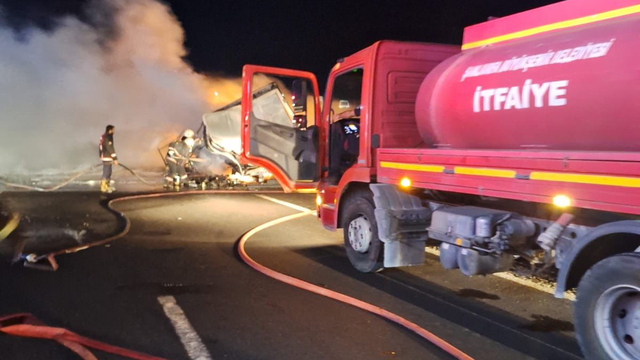 Şanlıurfa'da seyir halindeki yağ yüklü tır yandı