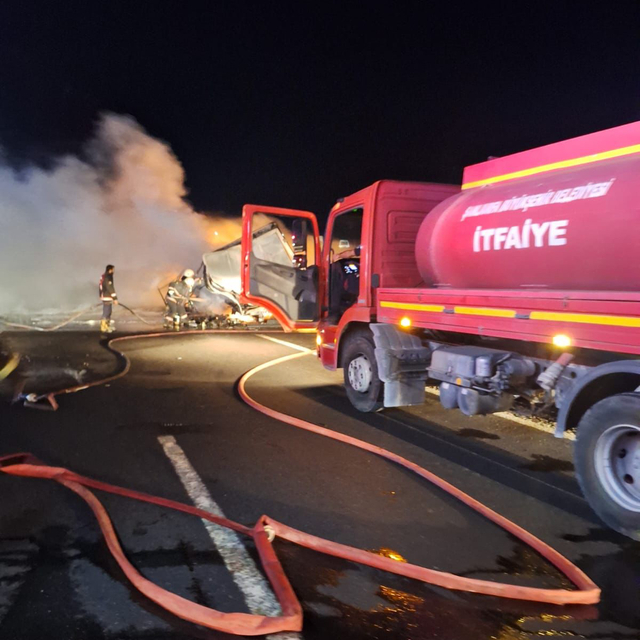 Şanlıurfa'da seyir halindeki yağ yüklü tır yandı