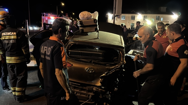 Erzincan'da 3 aracın karıştığı zincirleme kazada 1'i ağır 5 kişi yaralandı