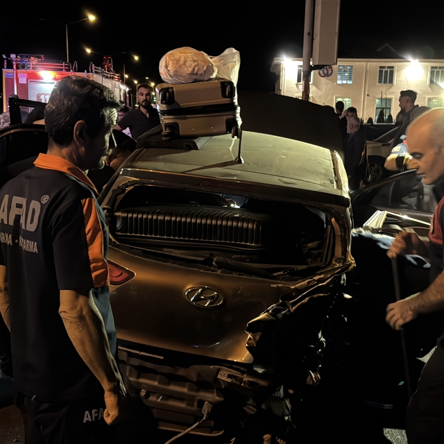 Erzincan'da 3 aracın karıştığı zincirleme kazada 1'i ağır 5 kişi yaralandı