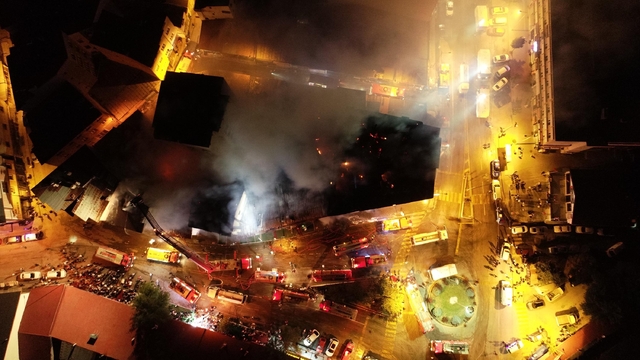 Erzurum'da restoranda başlayıp, 4 bina ve otele sıçrayan yangın 2 buçuk saatte söndürüldü (2) Yeniden