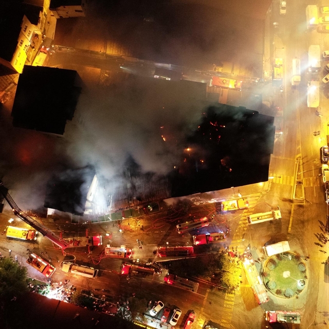 Erzurum'da restoranda başlayıp, 4 bina ve otele sıçrayan yangın 2 buçuk saa...