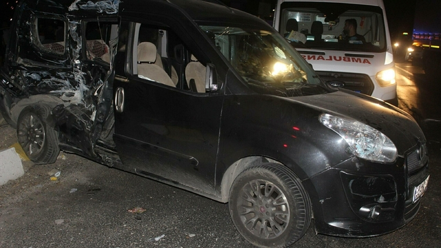 Kamyon ile hafif ticari araç çarpıştı; 1 ölü, 2'si ağır 8 yaralı