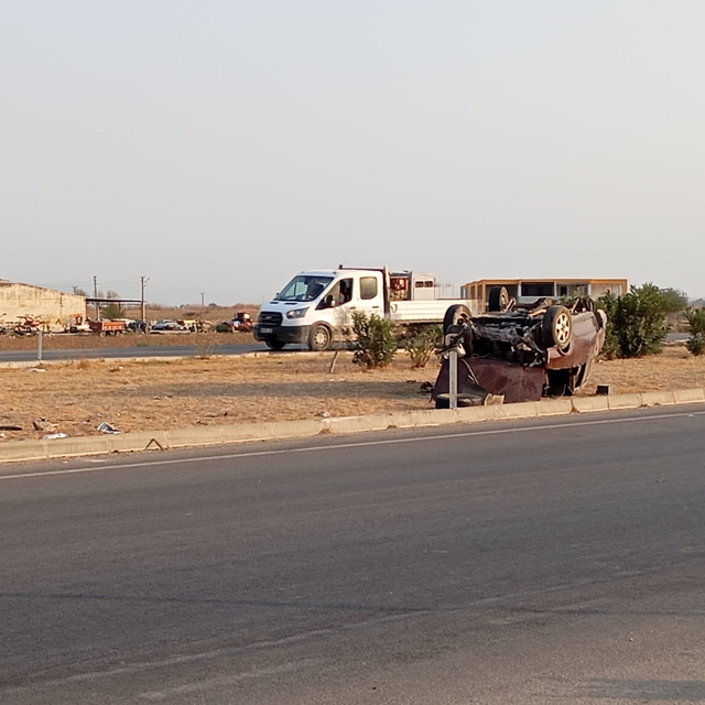 Adana'da devrilen otomobil hasar gördü