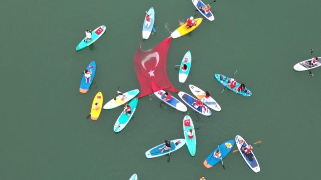 Sup Board ekibinden İznik Gölü'nde bayraklı Zafer Bayramı kutlaması