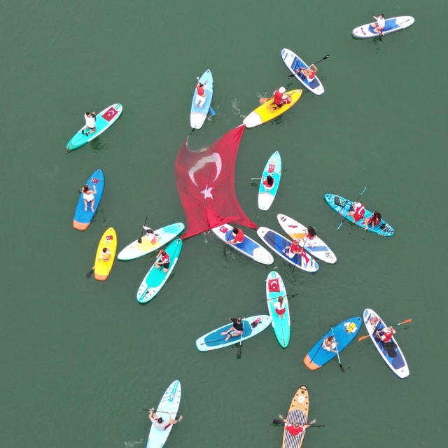 Sup Board ekibinden İznik Gölü'nde bayraklı Zafer Bayramı kutlaması
