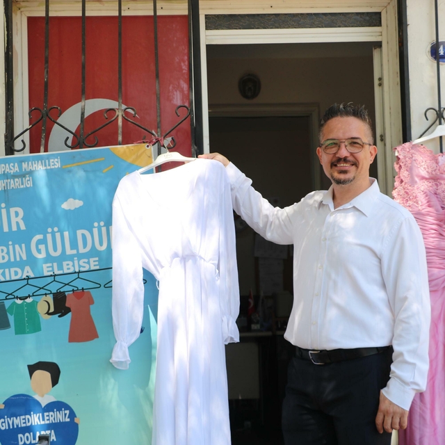 Muhtarlık binasının önünü ihtiyaç sahipleri için butiğe çevirdi